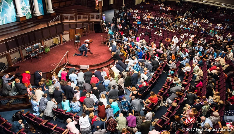 Dr. Stanley leads First Baptist Atlanta in prayer.